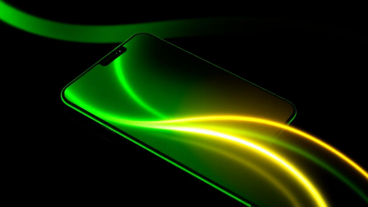 Smartphone com gradiente verde e amarelo inspirado no Brasil