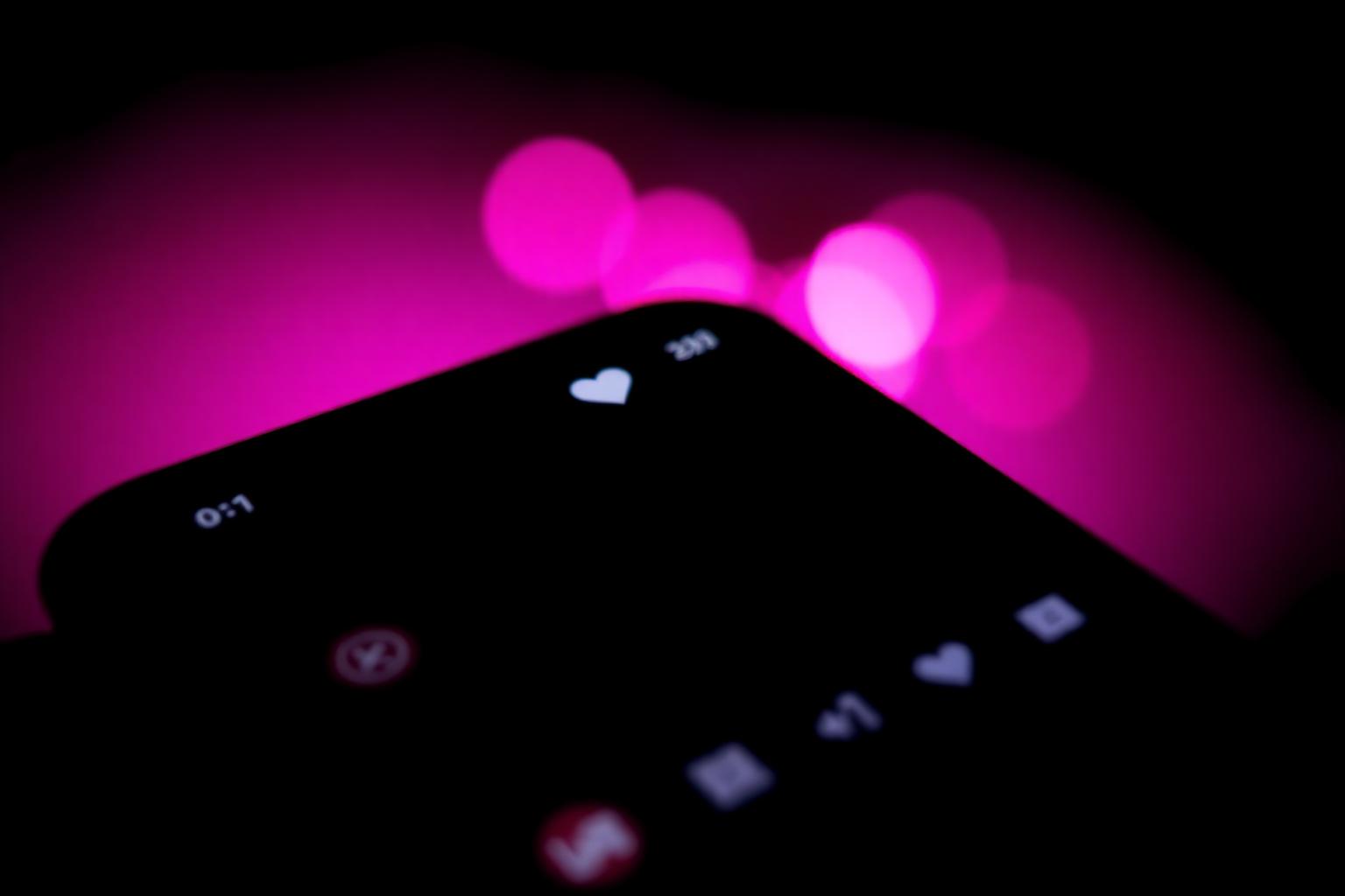 Tela de celular com corações e comentários em uma live